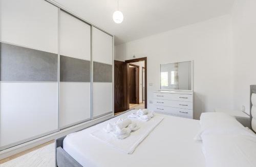 Lazarat Apartment | Castle Serenity Home 3BR with Free Parking by PikHost