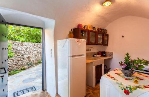 Lefktron Villa | 19th Century Stone Villa, Serence Garden! - Athina's Villa Mani