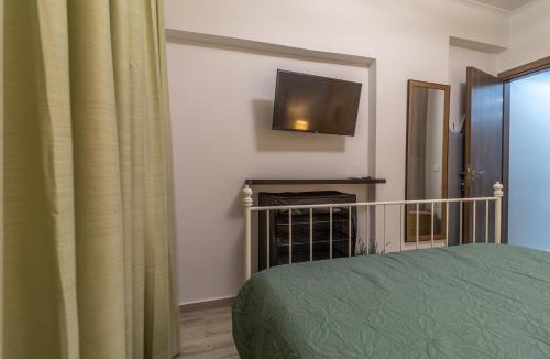 Loutraki-Agioi Theodoroi Apartment | Modern Loutraki Apartment 3min Walk to Beach Fits 4