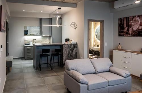 Piraeus Apartment | Vintage Road Apartment near Piraeus Ferry Port Area