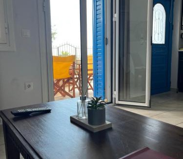 Xifias House | Lovely 1-bedroom apartment in front of sandy beach