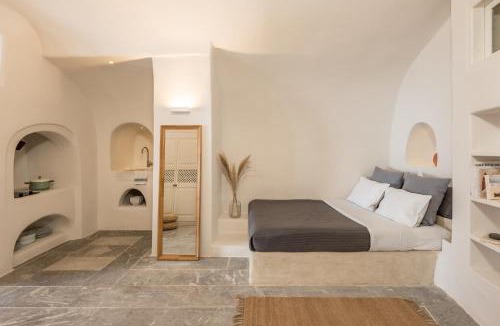 Oia Villa | Historic Old bakery cave by Cycladica