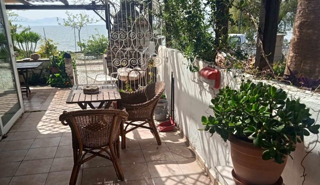 Alonaki Seafront Cottage in Nea Agchialos