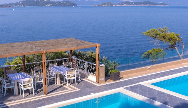 Cape Kanapitsa Hotel & Suites