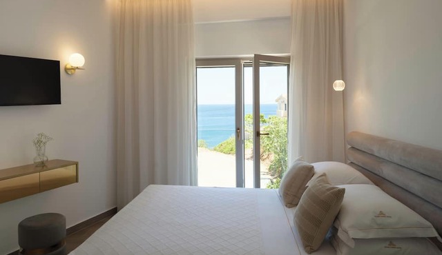 Golden Luxury Suites in Mylopotamos