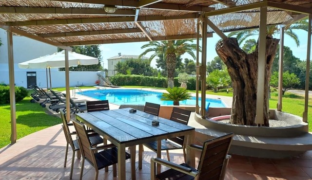 Kinetious Nisous Stylish Apt, Pool, near the Beach