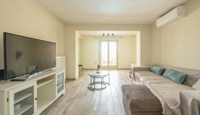 FAMILY APARTMENT WITH PRIVATE SWIMING POOL IN VRAVRONA