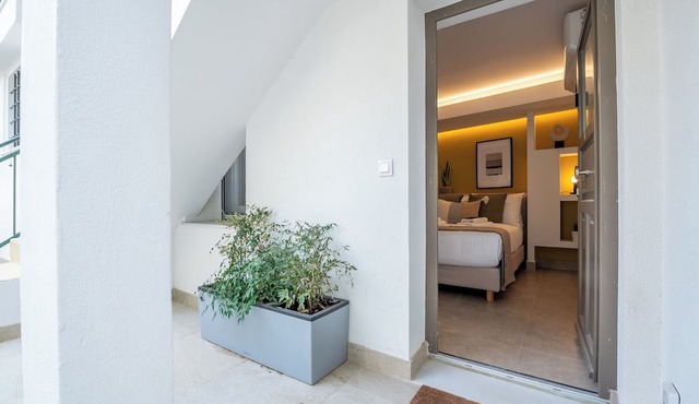 Apt 6 ground floor studio with patio