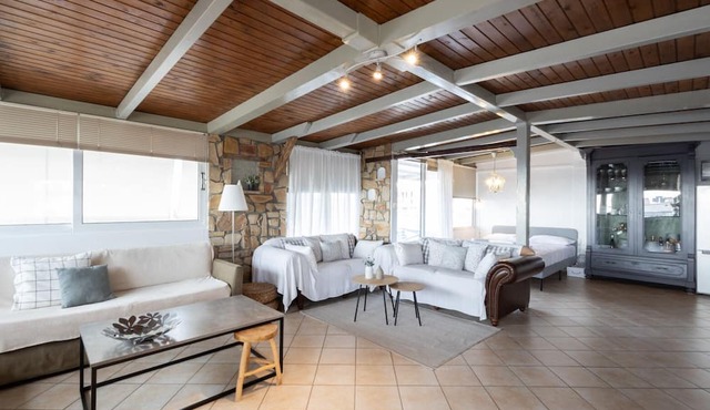 Sunny Loft with a Panoramic Sea View in Voula