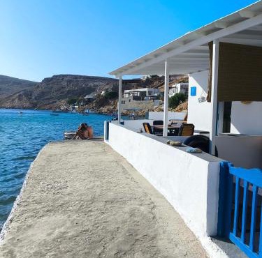 Onar Sifnos by the sea