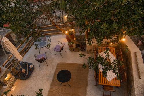 Hadi, The Stone Courtyard Kondiás
