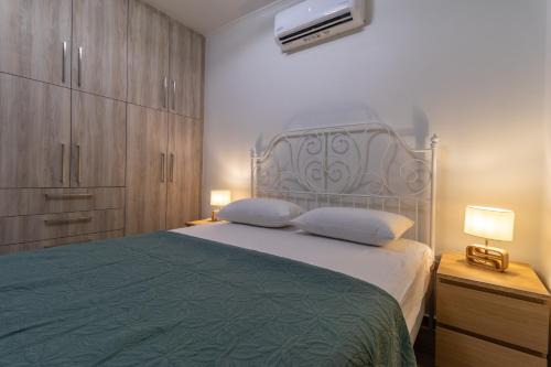 Modern Loutraki Apartment 3min Walk to Beach Fits 4
